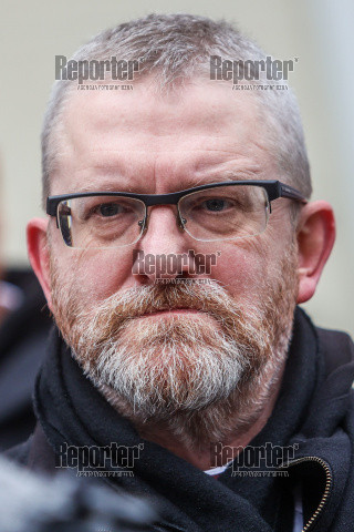 Grzegorz Braun przed Okręgową Izbą Lekarską w Gdańsku