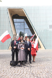 Konferencja Grzegorza Brauna przed Muzeum Polin