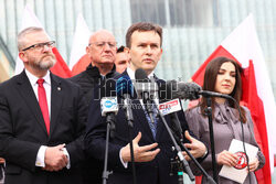 Konferencja Grzegorza Brauna przed Muzeum Polin