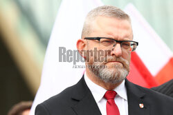 Konferencja Grzegorza Brauna przed Muzeum Polin