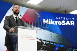 Podpisanie umowy na dostawę Satelitarnego Systemu Obserwacji Ziemi w programie MikroSAR