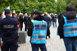 Konferencja Grzegorza Brauna przed Muzeum Polin