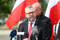 Konferencja Grzegorza Brauna przed Muzeum Polin