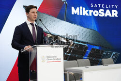 Podpisanie umowy na dostawę Satelitarnego Systemu Obserwacji Ziemi w programie MikroSAR