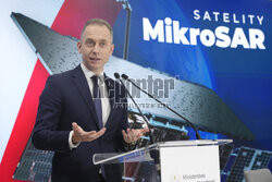 Podpisanie umowy na dostawę Satelitarnego Systemu Obserwacji Ziemi w programie MikroSAR