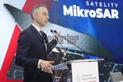 Podpisanie umowy na dostawę Satelitarnego Systemu Obserwacji Ziemi w programie MikroSAR
