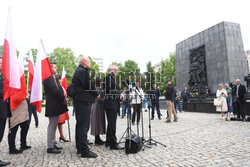 Konferencja Grzegorza Brauna przed Muzeum Polin