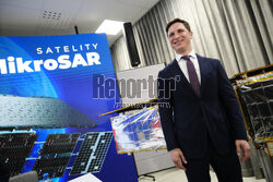 Podpisanie umowy na dostawę Satelitarnego Systemu Obserwacji Ziemi w programie MikroSAR