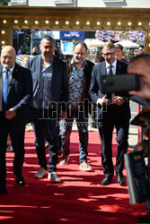 Jean Reno przed studiem DDTVN