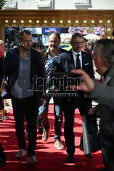 Jean Reno przed studiem DDTVN