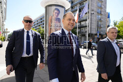 Karol Nawrocki składa wieniec przed pomnikiem Witosa