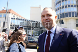 Karol Nawrocki składa wieniec przed pomnikiem Witosa