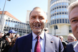 Karol Nawrocki składa wieniec przed pomnikiem Witosa