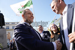 Karol Nawrocki składa wieniec przed pomnikiem Witosa