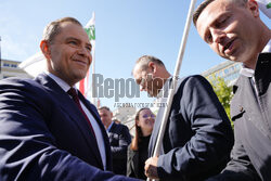 Karol Nawrocki składa wieniec przed pomnikiem Witosa