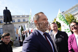 Karol Nawrocki składa wieniec przed pomnikiem Witosa