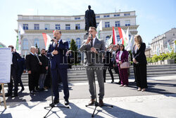 Karol Nawrocki składa wieniec przed pomnikiem Witosa