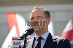 Karol Nawrocki składa wieniec przed pomnikiem Witosa
