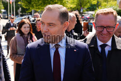 Karol Nawrocki składa wieniec przed pomnikiem Witosa