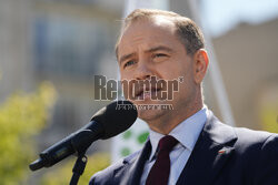 Karol Nawrocki składa wieniec przed pomnikiem Witosa