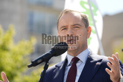 Karol Nawrocki składa wieniec przed pomnikiem Witosa