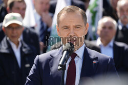 Karol Nawrocki składa wieniec przed pomnikiem Witosa