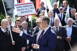 Karol Nawrocki składa wieniec przed pomnikiem Witosa