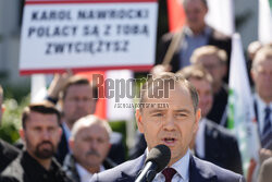 Karol Nawrocki składa wieniec przed pomnikiem Witosa