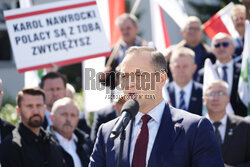 Karol Nawrocki składa wieniec przed pomnikiem Witosa