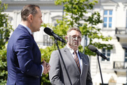 Karol Nawrocki składa wieniec przed pomnikiem Witosa