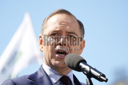 Karol Nawrocki składa wieniec przed pomnikiem Witosa