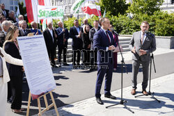 Karol Nawrocki składa wieniec przed pomnikiem Witosa