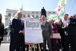Karol Nawrocki składa wieniec przed pomnikiem Witosa