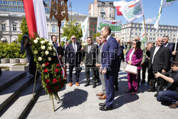 Karol Nawrocki składa wieniec przed pomnikiem Witosa