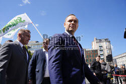 Karol Nawrocki składa wieniec przed pomnikiem Witosa