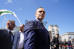 Karol Nawrocki składa wieniec przed pomnikiem Witosa