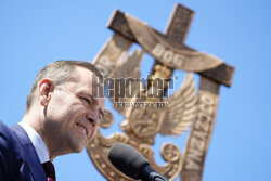 Karol Nawrocki składa wieniec przed pomnikiem Witosa
