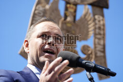 Karol Nawrocki składa wieniec przed pomnikiem Witosa