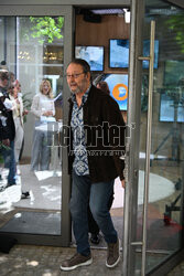 Jean Reno przed studiem DDTVN