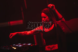 Deborah De Luca Techno Balkon w Hali Olivia