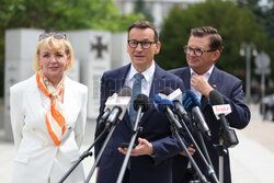 Konferencja Mateusza Morawieckiego przed pomnikiem AK
