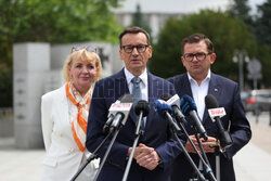 Konferencja Mateusza Morawieckiego przed pomnikiem AK