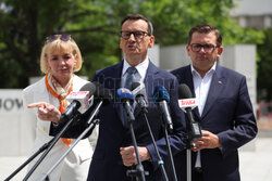 Konferencja Mateusza Morawieckiego przed pomnikiem AK
