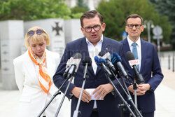 Konferencja Mateusza Morawieckiego przed pomnikiem AK