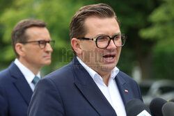 Konferencja Mateusza Morawieckiego przed pomnikiem AK