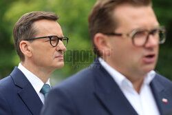 Konferencja Mateusza Morawieckiego przed pomnikiem AK