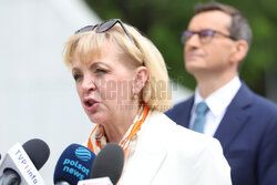 Konferencja Mateusza Morawieckiego przed pomnikiem AK