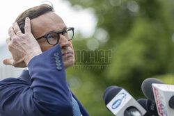 Konferencja Mateusza Morawieckiego przed pomnikiem AK