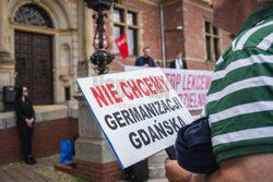 Gdańsk - protest dzielnic przed Radą Miasta