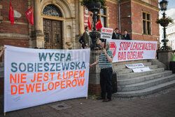 Gdańsk - protest dzielnic przed Radą Miasta